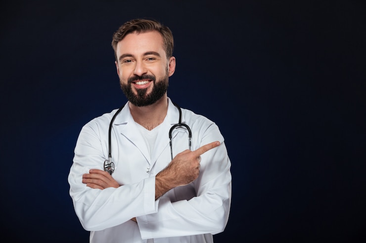 Free Photo portrait of a smiling male doctor