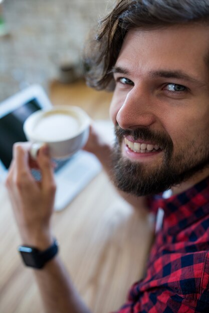 男性持つコーヒーを笑顔の肖像