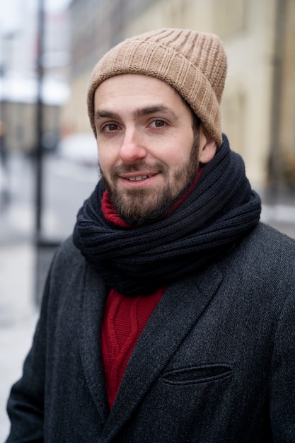 Портрет улыбающегося мужчины на улице в шапочке