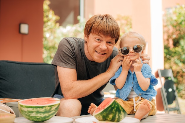 かわいい小さな娘と笑顔の男の肖像画