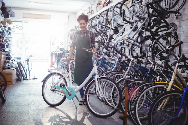 Free photo portrait of smiling mechanic