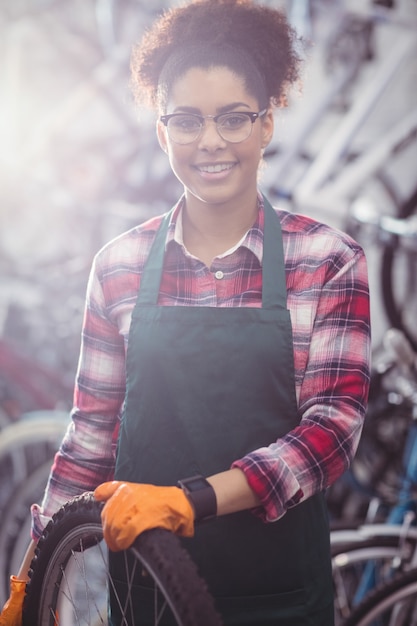 Free photo portrait of smiling mechanic