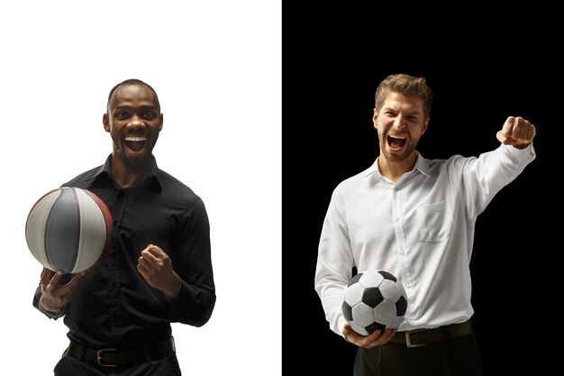 白と黒のスペースに分離されたサッカーとバスケットボールのボールを保持している笑顔の男性の肖像画