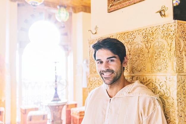 Foto gratuita ritratto di uomo musulmano sorridente nel ristorante