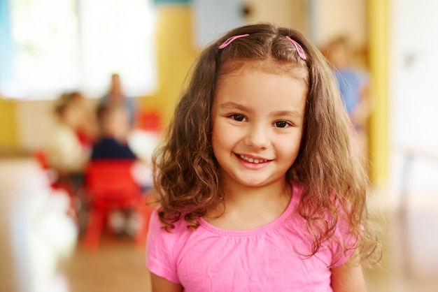 Free photo portrait of smiling preschool girl