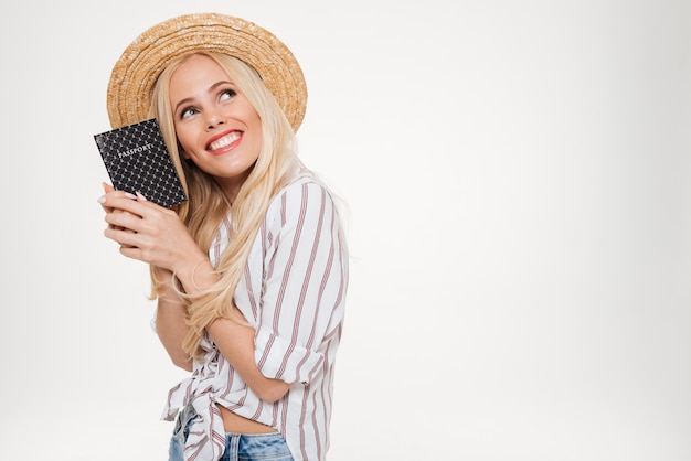 Ritratto di una donna graziosa sorridente in cappello estivo