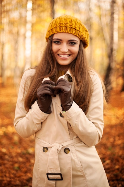 Foto gratuita ritratto di donna sorridente in autunno