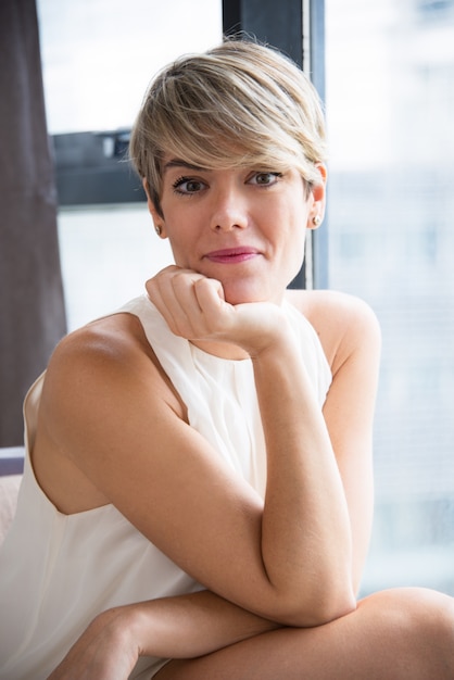 Free photo portrait of smiling woman leaning on hand