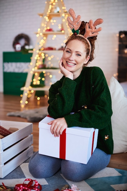 Ritratto di donna sorridente con corna di renna