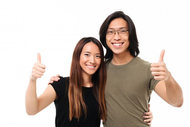 Портрет улыбающейся молодой азиатской пары