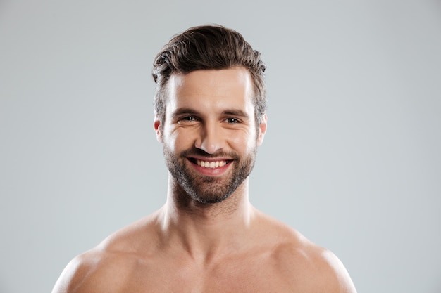 Foto gratuita ritratto di un giovane uomo barbuto sorridente