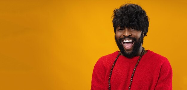 Портрет улыбающегося молодого черного человека в студии
