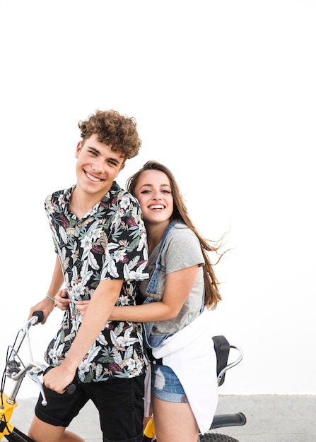 Портрет улыбающейся молодой пары, наслаждаясь велосипедной езды