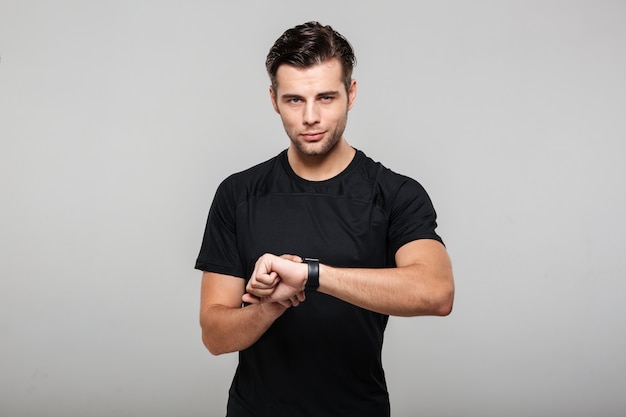 Free photo portrait of a smiling young sportsman