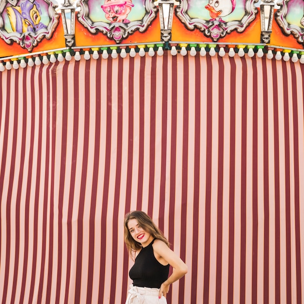 Free photo portrait of smiling young woman at amusement park