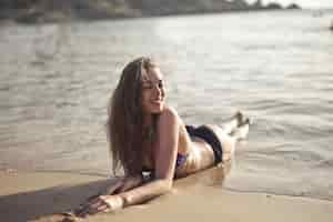 Foto gratuita ritratto di giovane donna sorridente in spiaggia