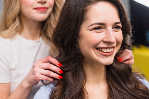 ヘアスタイリストで笑顔の若い女性の肖像画