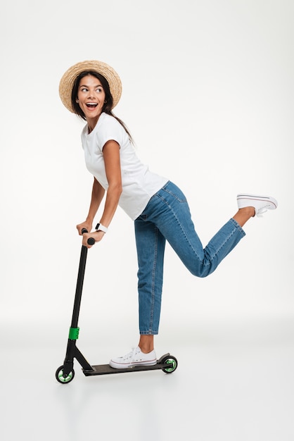 Free photo portrait of a smiling young woman in hat