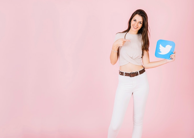 無料Photo ツイッターアイコンを指している笑顔の若い女性の肖像