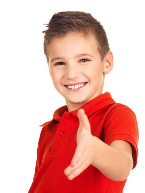 Портрет улыбающегося мальчика, показывающего жест рукопожатия, изолированный на белом
