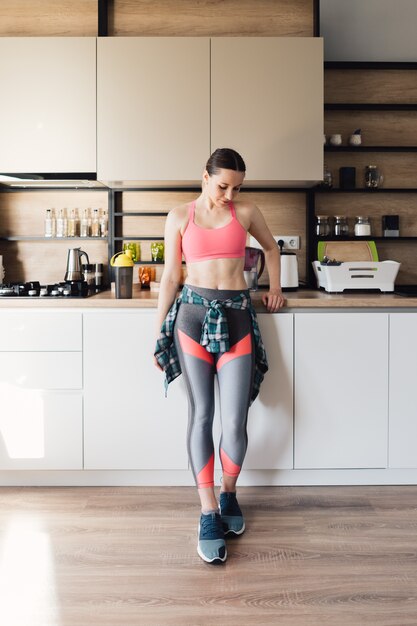 Портрет спортивный женщина отдыхает после тренировки дома