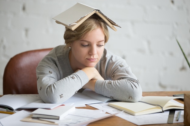 Портрет студенческой девушки с открытой книгой на голове