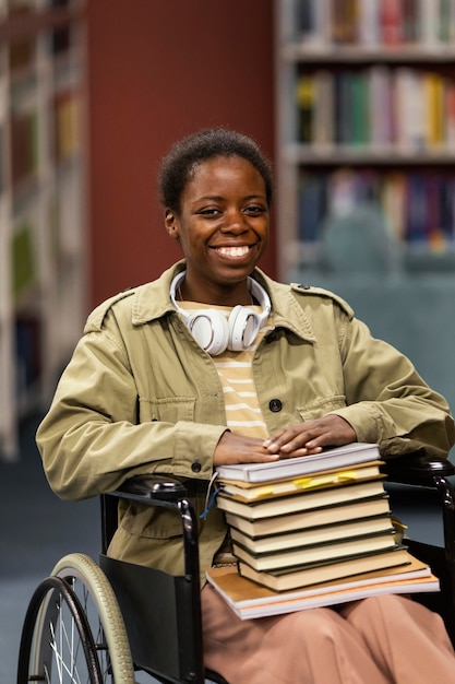 Портрет студента в инвалидной коляске в библиотеке