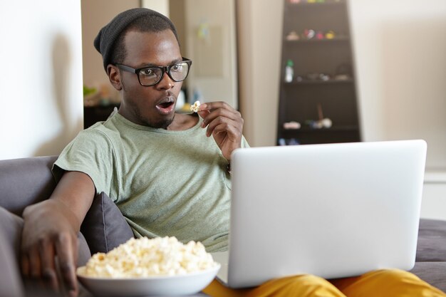 Free photo portrait of stylish african-american man with laptop at home