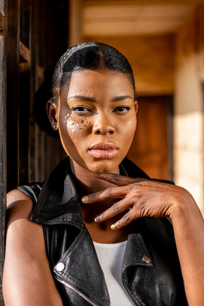 Free photo portrait of stylish african woman in leather vest