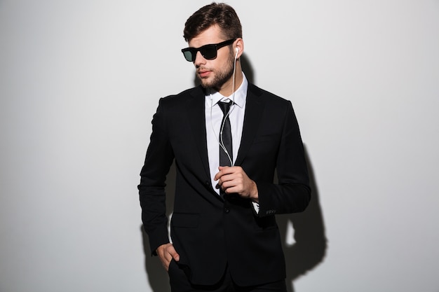 Портрет стильного уверенного в себе мужчины в костюме и галстуке