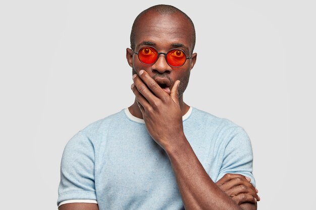 빨간 선글라스에 세련 된 어두운 피부 남자의 초상화