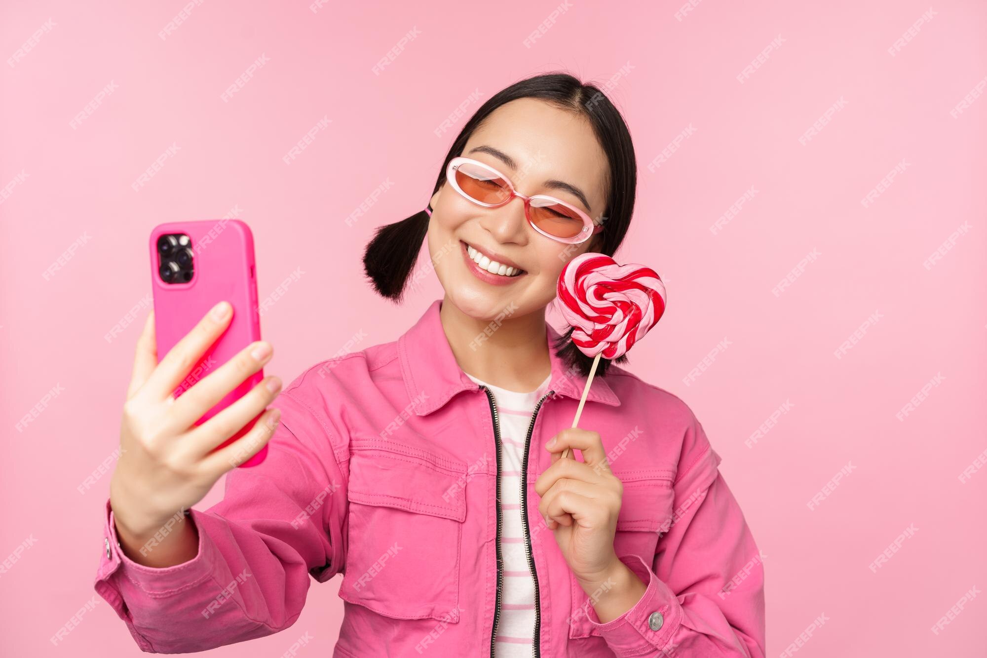 Hãy cùng selfie để lưu giữ những khoảnh khắc đáng nhớ trong cuộc đời bạn. Hình ảnh sẽ giúp bạn nhớ lại những tháng ngày tươi đẹp đã trôi qua và còn là kỷ niệm sâu sắc để bạn lưu giữ.