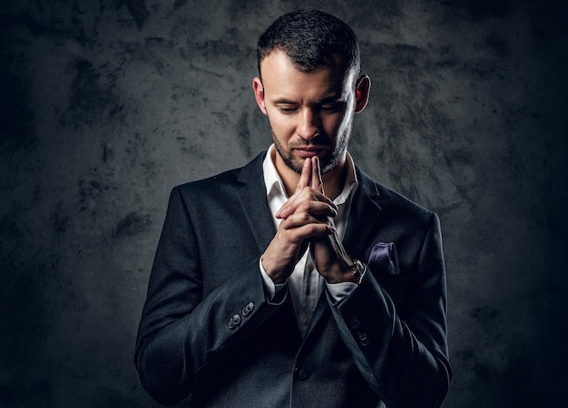 Free photo portrait of stylish male in a suit on grey background.