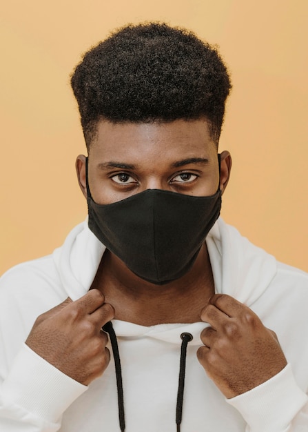 Free photo portrait of stylish man holding his collar