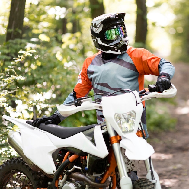 Foto gratuita ritratto di elegante motociclista guardando lontano