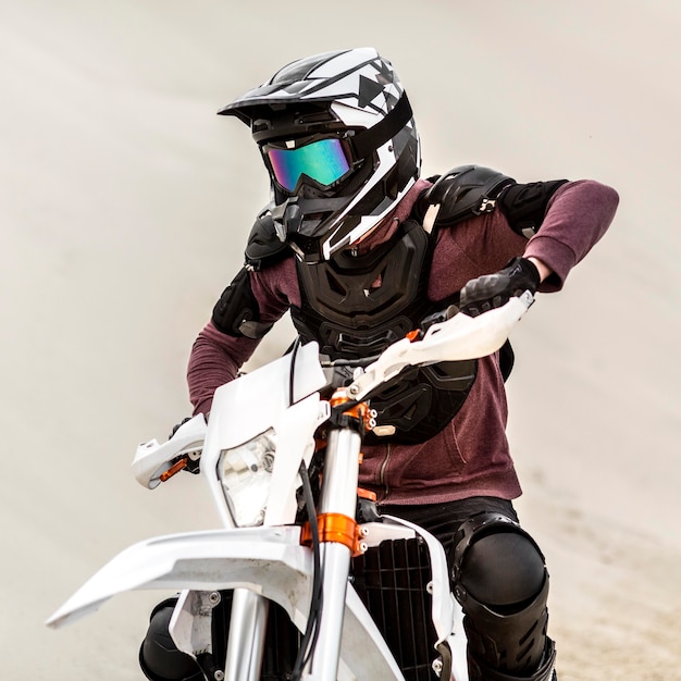 ヘルメットを持つスタイリッシュなオートバイライダーの肖像画