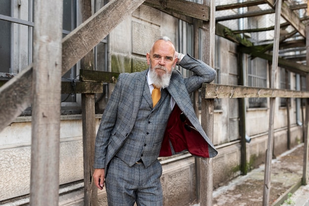 Foto gratuita ritratto di uomo anziano elegante in costume