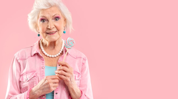 ピンクのスタイリッシュな年配の女性の肖像画