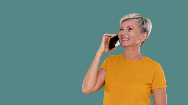 Foto gratuita ritratto di donna anziana alla moda che parla al telefono