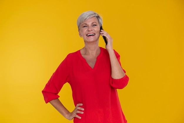 Free photo portrait of stylish senior woman talking on the phone