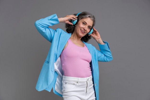 Free photo portrait of stylish senior woman with a pair of headphones