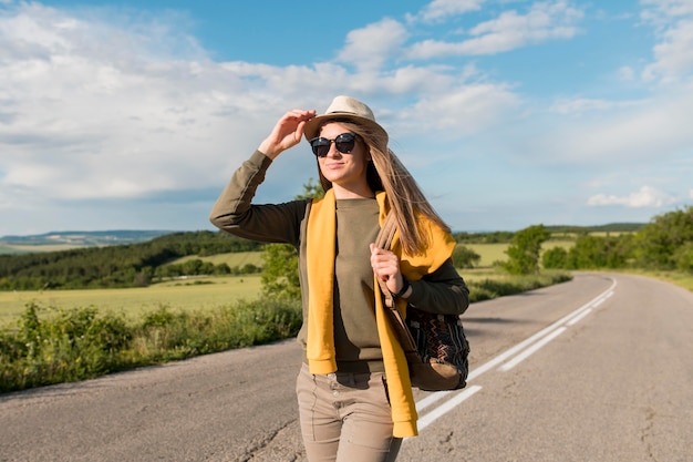 Портрет стильного путешественника с шляпой и солнцезащитными очками