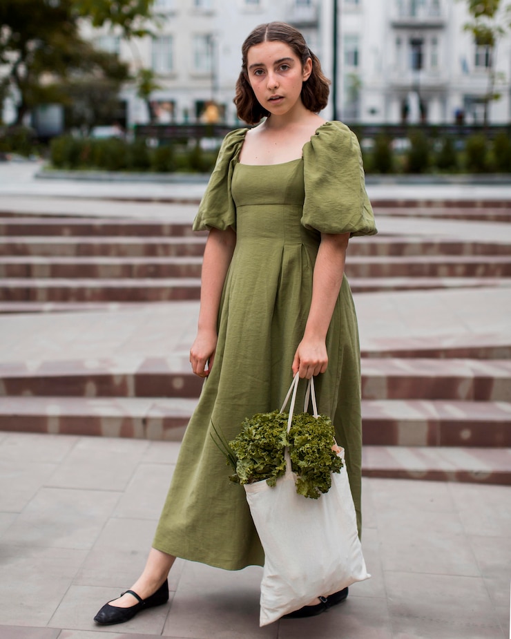 मुफ़्त फोटो portrait of stylish woman carrying groceries bag