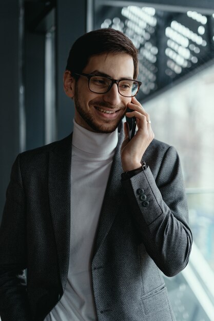 スマートフォンで話している肖像画成功するビジネス人