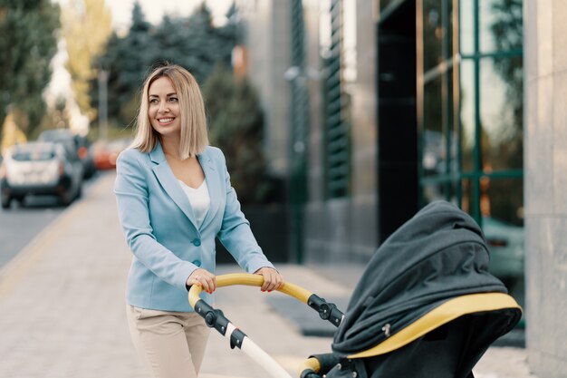Портрет успешной бизнес-леди в голубом костюме с ребенком