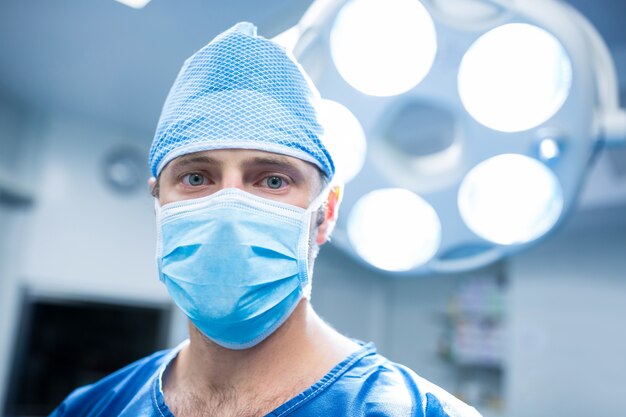 手術室における外科医の肖像