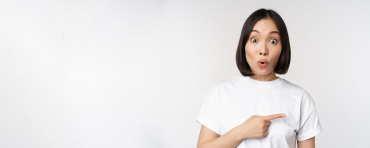無料Photo 驚いたアジアの女性の肖像画は、素晴らしい製品のオファーセールやロゴスタンドを右に向けてすごいと言います