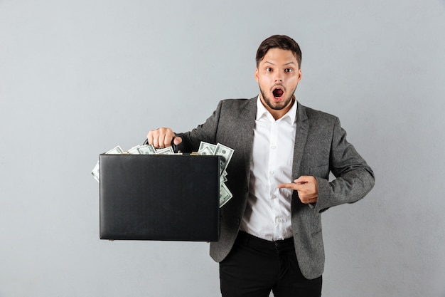 Free photo portrait of a surprised businessman