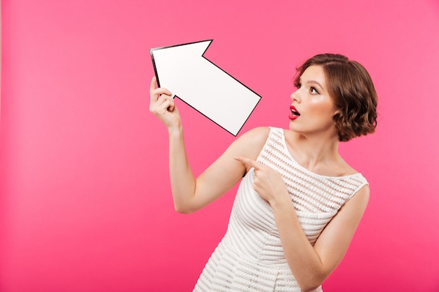 Free photo portrait of a surprised girl dressed in dress