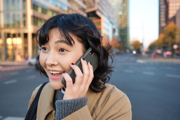 携帯電話で驚いた韓国の女の子の肖像画は、電話の会話で驚くべきニュースを聞きます